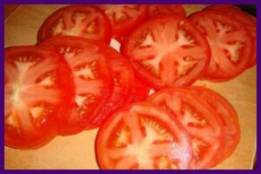 Tomatid aitavad leevendada valu ja raskustunnet veenilaiendite korral jalgades